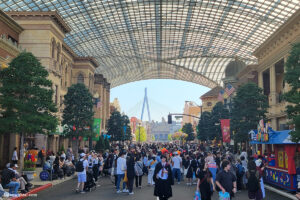 אנשים בפארק יוניברסל סטודיוס באוסקה