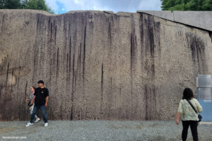 אנשים ליד סלע טאקואישי