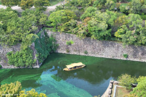 סירה בחפיר של טירת אוסקה