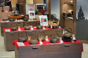 קומקומים יפנים מסורתיים בשוק