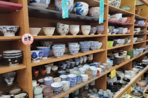 קערות קרמיקה בשוק כלי המטבח של אוסקה