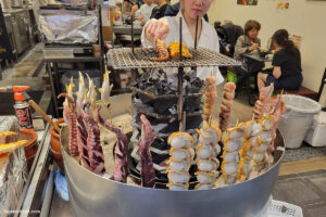 דוכן בו צולים מאכלי ים בשוק קורומון