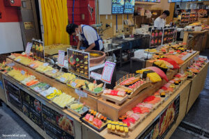 דוכן סושי וטמפורה בשוק קורומון