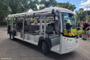 מיניבוס חשמלי בטירת אוסקה