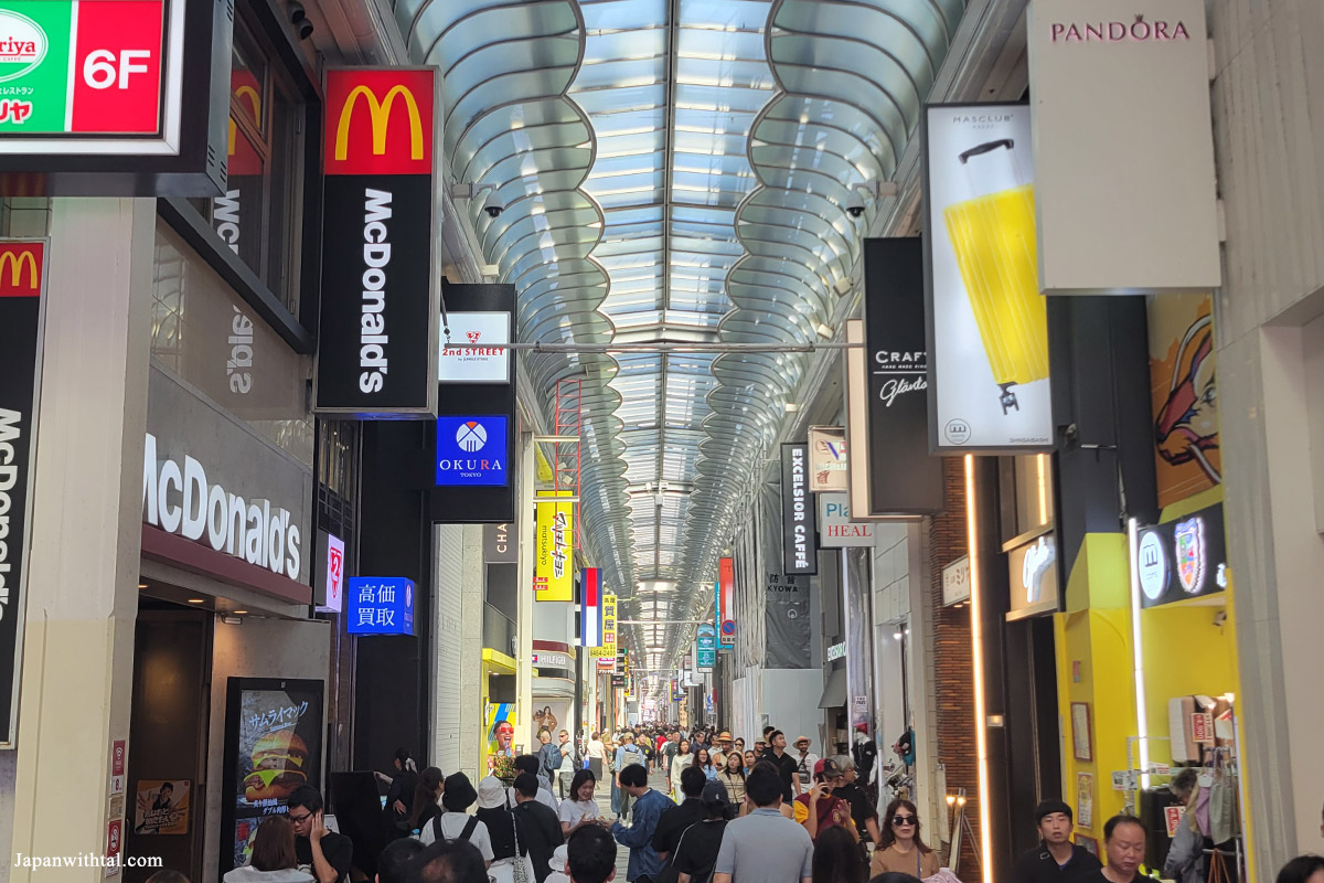 קונים במדרחוב שינסאיבאשי באוסקה