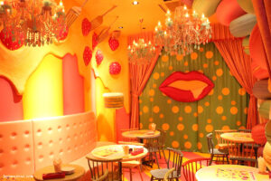 שולחנות בקוואי מונסטר קפה